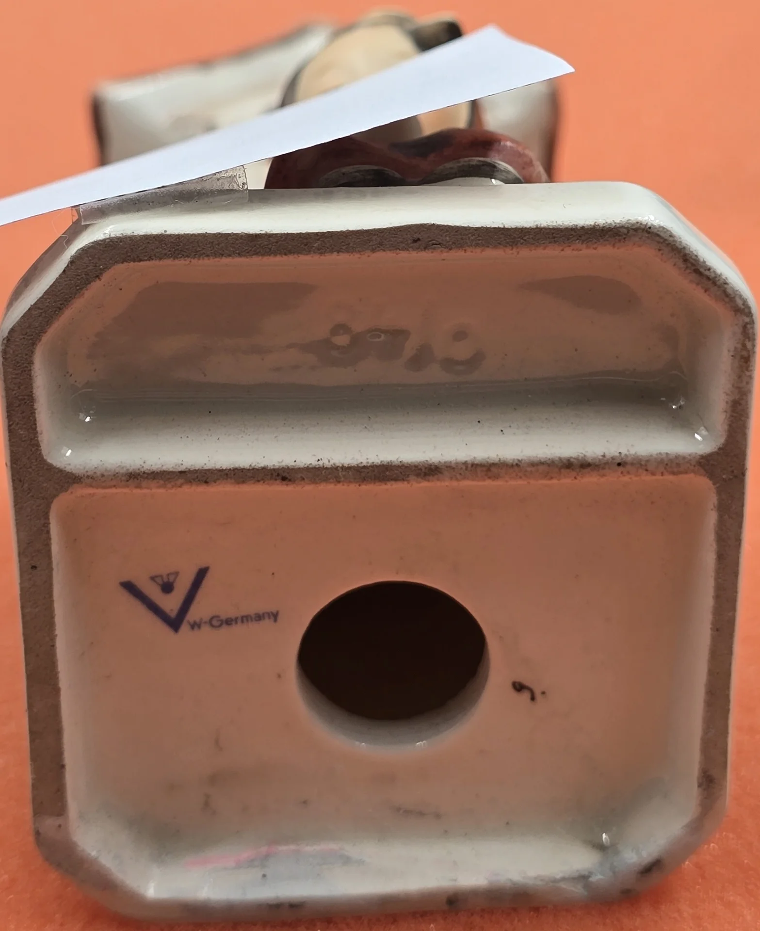 Статуэтка "Девочка под башней" — миниатюра 2