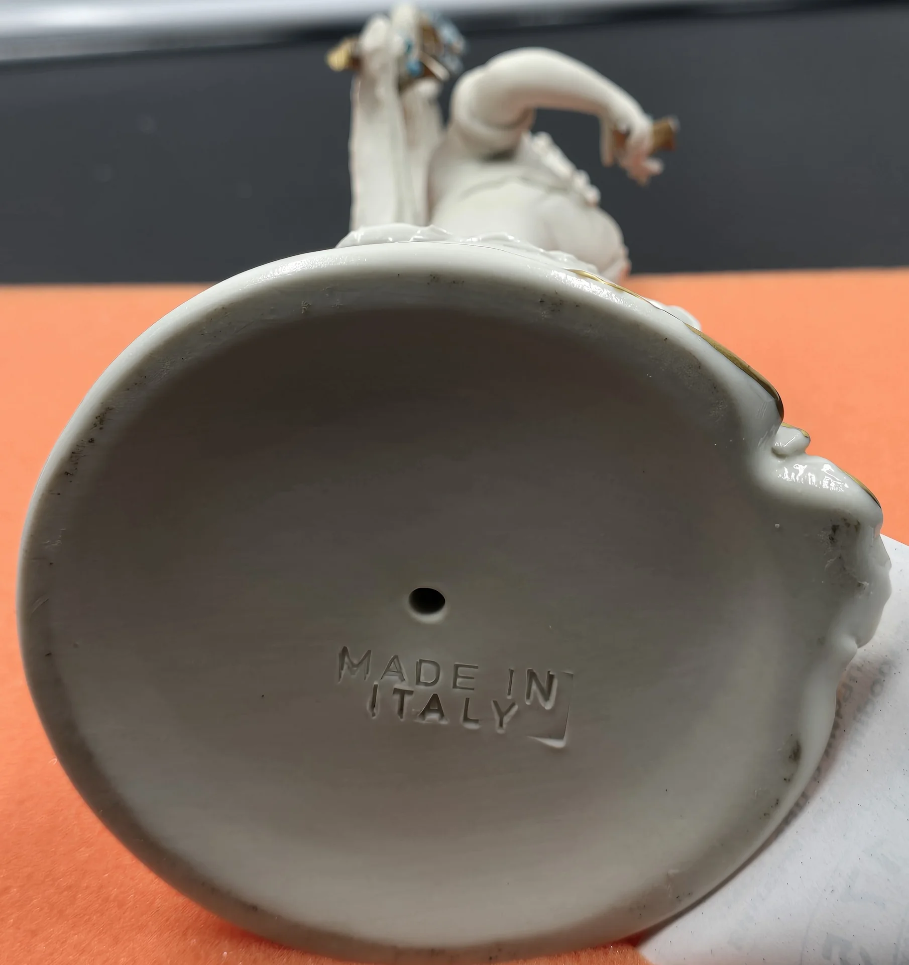 Статуэтка "Мальчик с цветком" — миниатюра 2