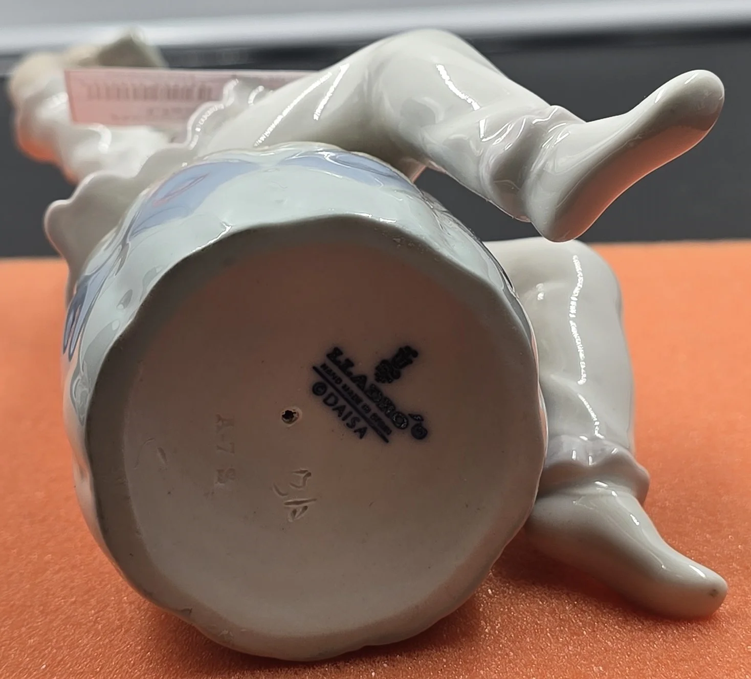 Статуэтка "Девочка моет голову" — миниатюра 2