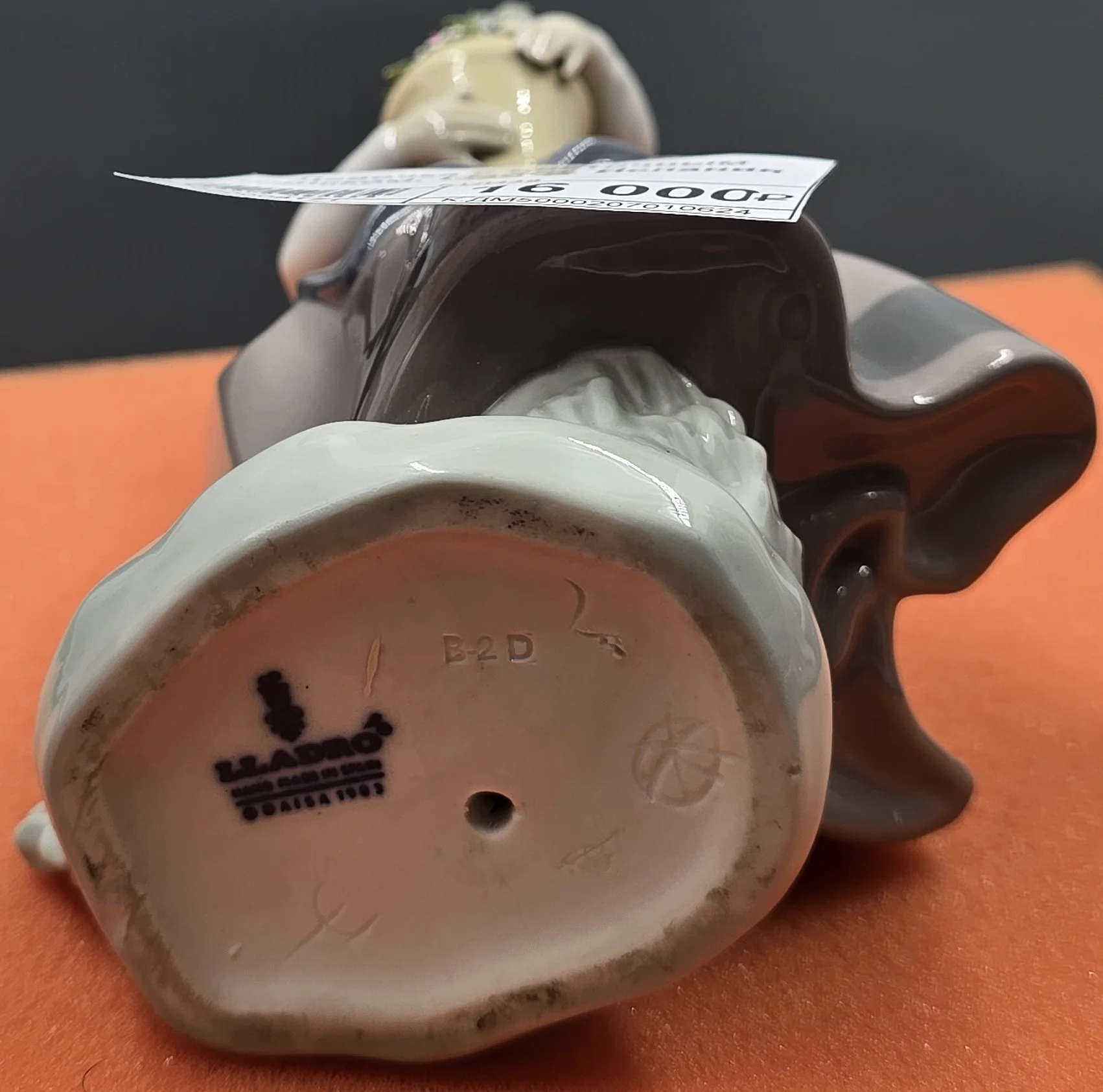 Статуэтка "Девочка с цветочным горшком" — миниатюра 2