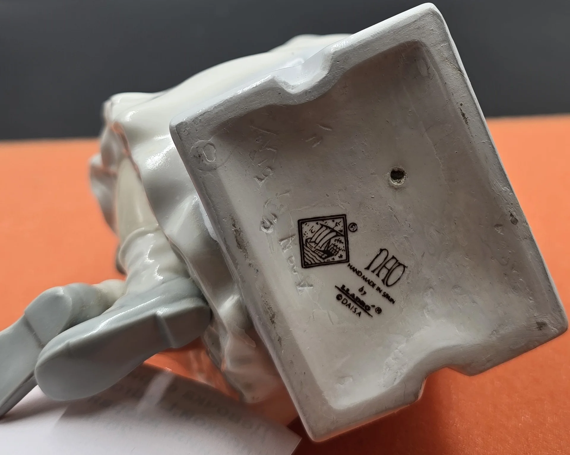 Статуэтка "Девочка с грифельной доской" — миниатюра 2