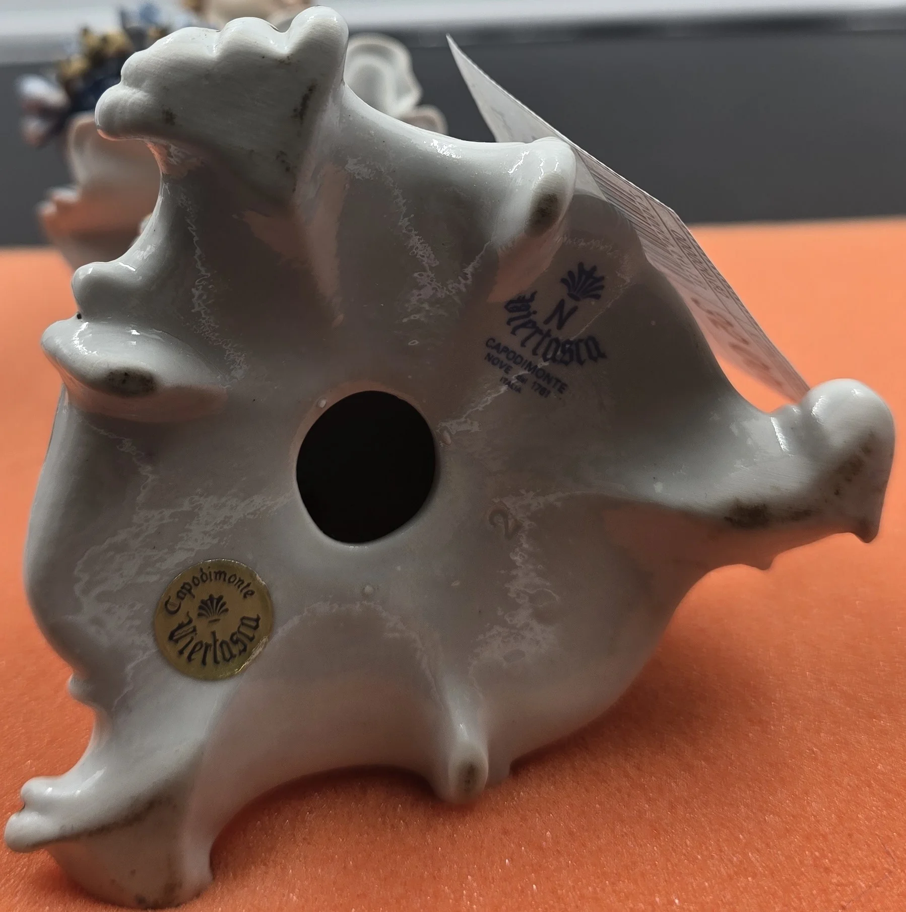 Статуэтка "Девочка с голубыми цветами" — миниатюра 2